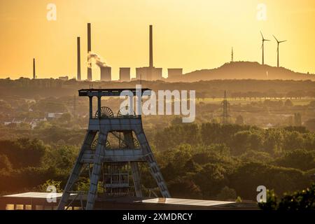 Centrale elettrica a carbone EON Scholven, Gelsenkirchen, sul retro, davanti alla doppia testata della miniera di Ewald in disuso a Herten, Nord Foto Stock