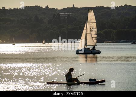 Parte nord-orientale del lago Baldeney, Stand Up Paddler, SUP, Essen, Renania settentrionale-Vestfalia, Germania Foto Stock