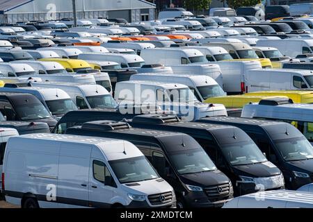 Terminal auto nel porto interno Logport i, a Duisburg sul Reno, movimentazione veicoli di auto nuove, furgoni, Mercedes-Benz Sprinter, magazzino, nord Foto Stock