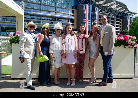 Ascot, Berkshire, Regno Unito. 27 luglio 2024. Gli amanti delle corse si godono il sole e le temperature calde al QIPCO King George Day all'ippodromo di Ascot nel Berkshire. Crediti: Maureen McLean/Alamy Live News Foto Stock