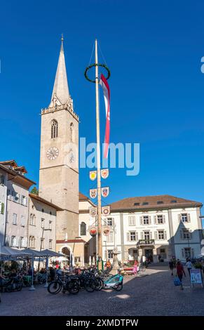 Il paese di Caldaro, sulla strada del vino altoatesino, piazza del mercato, Parrocchia Maria Assunta Caldaro, bandiera altoatesina, municipio Foto Stock