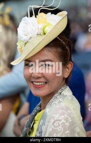 Ascot, Berkshire, Regno Unito. 27 luglio 2024. Gli amanti delle corse si godono il sole e le temperature calde al QIPCO King George Day all'ippodromo di Ascot nel Berkshire. Crediti: Maureen McLean/Alamy Live News Foto Stock