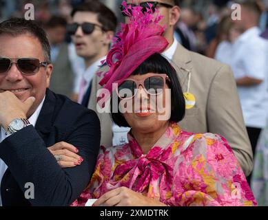 Ascot, Berkshire, Regno Unito. 27 luglio 2024. Gli amanti delle corse si godono il sole e le temperature calde al QIPCO King George Day all'ippodromo di Ascot nel Berkshire. Crediti: Maureen McLean/Alamy Live News Foto Stock