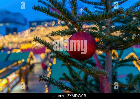 Periodo pre-natalizio, mercatino di Natale a Kennedyplatz nel centro della città di Essen, decorazioni degli alberi di Natale, Renania settentrionale-Vestfalia, Germania Foto Stock