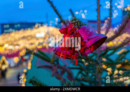 Periodo pre-natalizio, mercatino di Natale a Kennedyplatz nel centro della città di Essen, decorazioni degli alberi di Natale, Renania settentrionale-Vestfalia, Germania Foto Stock