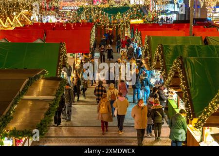 Periodo pre-natalizio, mercatino di Natale a Kennedyplatz nel centro della città di Essen, Renania settentrionale-Vestfalia, Germania Foto Stock