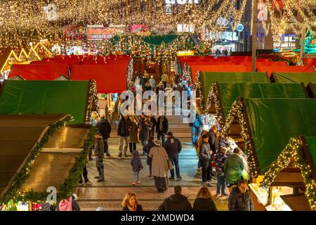 Periodo pre-natalizio, mercatino di Natale a Kennedyplatz nel centro della città di Essen, Renania settentrionale-Vestfalia, Germania Foto Stock