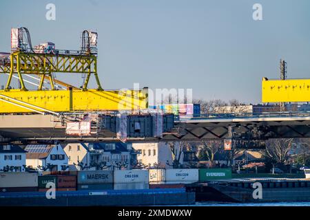 Nuova costruzione del ponte autostradale Neuenkamp sulla A40, sul Reno vicino a Duisburg, poco davanti all'installazione degli ultimi due ponti Foto Stock