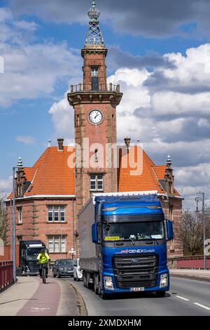 Porto di Dortmund, camion, camion davanti al vecchio ufficio del porto, Renania settentrionale-Vestfalia, Germania Foto Stock