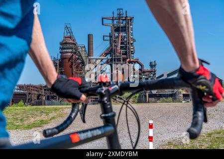 Phönix West, vecchie acciaierie a DortmundBiking nella zona della Ruhr, Franz slagheap, cartello slagheap, arancione, torre di osservazione a forma di conchiglia di lumaca, Hamm, Nor Foto Stock