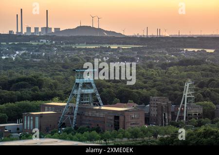 Centrale elettrica a carbone EON Scholven, Gelsenkirchen, sul retro, davanti alla doppia testata della miniera di Ewald in disuso a Herten, Nord Foto Stock