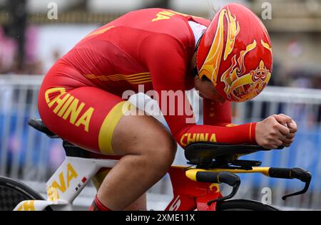 Parigi, Francia. 27 luglio 2024. La cinese Tang Xin gareggia durante la prova individuale a tempo femminile di Cycling Road ai Giochi Olimpici di Parigi del 2024 a Parigi, in Francia, il 27 luglio 2024. Crediti: HU Huhu/Xinhua/Alamy Live News Foto Stock