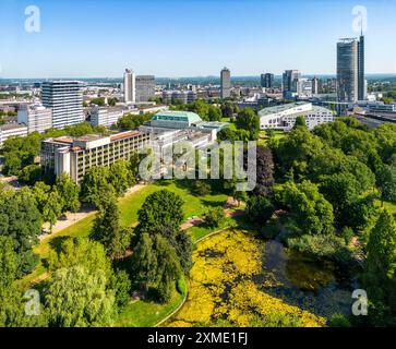 Lo skyline del centro di Essen, con la Torre RWE sulla destra e lo Stadtgarten Park di fronte, Renania settentrionale-Vestfalia, Germania Foto Stock