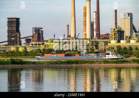 Contesto industriale dell’acciaieria ThyssenKrupp di Bruckhausen, sul Reno, nave da carico, cokeria Schwelgern, Duisburg, nord Foto Stock