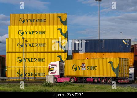 Container dell’operatore ferroviario cinese di merci YXE da Yiwu, Cina, parte della rotta della via della seta dalla Cina alla Germania, nel porto di Duisburg Foto Stock