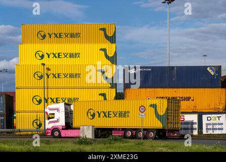 Container dell’operatore ferroviario cinese di merci YXE da Yiwu, Cina, parte della rotta della via della seta dalla Cina alla Germania, nel porto di Duisburg Foto Stock