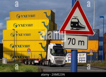 Container dell’operatore ferroviario cinese di merci YXE da Yiwu, Cina, parte della rotta della via della seta dalla Cina alla Germania, nel porto di Duisburg Foto Stock