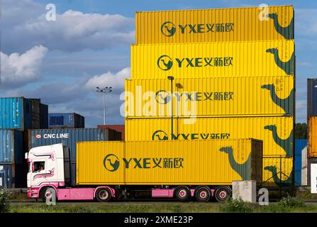 Container dell’operatore ferroviario cinese di merci YXE da Yiwu, Cina, parte della rotta della via della seta dalla Cina alla Germania, nel porto di Duisburg Foto Stock