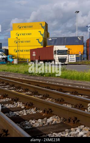 Container dell’operatore ferroviario cinese di merci YXE da Yiwu, Cina, parte della rotta della via della seta dalla Cina alla Germania, nel porto di Duisburg Foto Stock