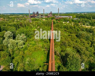 Il Duisburg Nord Landscape Park, gasdotto a doppio altoforno da ovest Vista sulla natura selvaggia, un'area parco dove la natura è lasciata alla sua Foto Stock