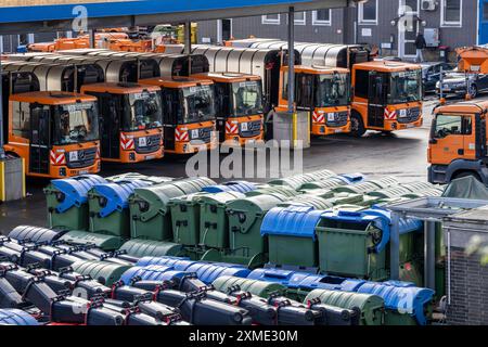 Deposito Hagener Entsorgunsbetriebe, camion per rifiuti, vari contenitori per rifiuti, container, Renania settentrionale-Vestfalia, Germania Foto Stock