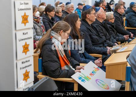 marcia delle valigie a Recklinghausen, per la seconda volta oltre 500 persone camminano attraverso Recklinghausen, portando valigie con l'iscrizione #WeRemember Foto Stock