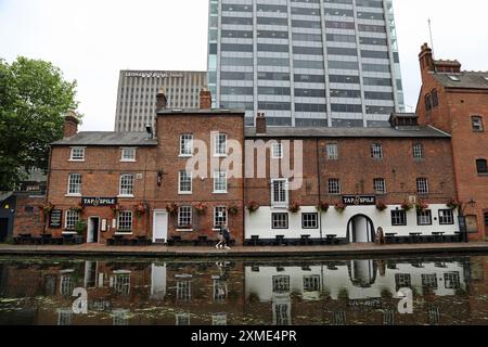 Pub TAP and Spile al gas Street Basin di Birmingham Foto Stock