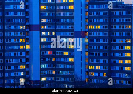 Alti edifici nel parco residenziale di Bensberg, Bergisch-Gladbach, un complesso residenziale a 18 piani con oltre 900 appartamenti distribuiti su 7 edifici Foto Stock