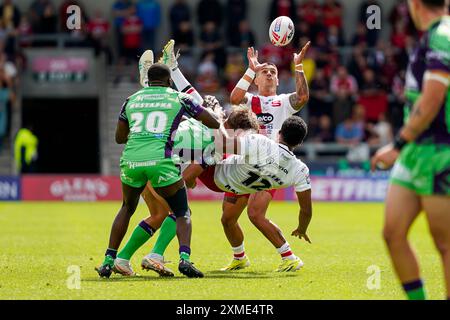 Salford, Manchester, Regno Unito. 27 luglio 2024. Super League Rugby: Salford Red Devils vs Castleford Tigers al Salford Community Stadium. Kallum Watkins si trasferisce a Jayden Nikorima durante la partita. Credito James Giblin/Alamy Live News. Foto Stock