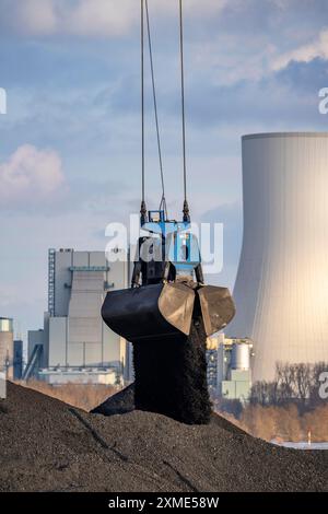 Il porto DI NIAG Rhine a Rheinberg-Orsoy, scarico di navi da carico con carbone importato, quindi carico su carri merci ferroviari, sullo sfondo Foto Stock