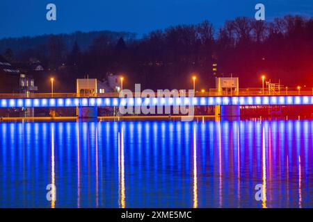 Lago Baldeney, diga illuminata, con blocco, centrale elettrica a sinistra e idroelettrica, bacino della Ruhr a Essen, Renania settentrionale-Vestfalia Foto Stock