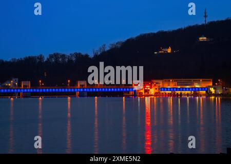 Lago Baldeney, diga illuminata, con blocco, centrale elettrica a sinistra e idroelettrica, bacino della Ruhr a Essen, Renania settentrionale-Vestfalia Foto Stock