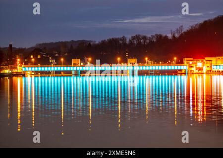 Lago Baldeney, diga illuminata, con blocco, centrale elettrica a sinistra e idroelettrica, bacino della Ruhr a Essen, Renania settentrionale-Vestfalia Foto Stock