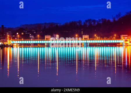 Lago Baldeney, diga illuminata, con blocco, centrale elettrica a sinistra e idroelettrica, bacino della Ruhr a Essen, Renania settentrionale-Vestfalia Foto Stock