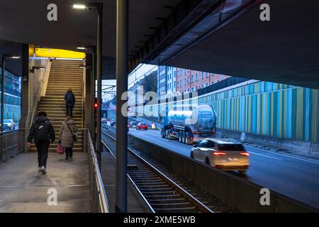 Stazione della metropolitana, Breslauer Strasse U18, nel mezzo dell'autostrada A40, nel centro di Essen, buio, rumoroso, Essen Renania settentrionale-Vestfalia, Germania Foto Stock