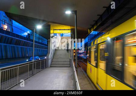 Stazione della metropolitana, Breslauer Strasse U18, nel mezzo dell'autostrada A40, nel centro di Essen, buio, rumoroso, Essen Renania settentrionale-Vestfalia, Germania Foto Stock