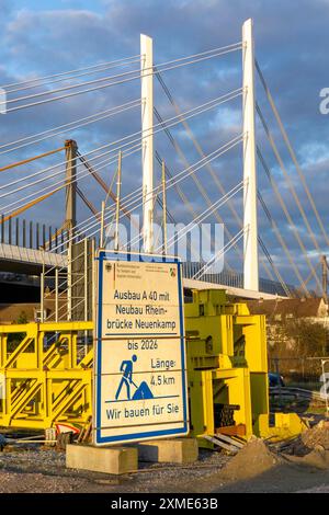 Stoccaggio dei materiali di costruzione presso il ponte A40 Neuenkamp, pilastri e cavi di sostegno del nuovo ponte autostradale sul Reno vicino a Duisburg, la vecchia Foto Stock