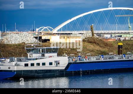 La nuova costruzione completata del ponte Karl Lehr, sopra la Ruhr e il canale del porto che collega Duisburg Kasslerfeld e Ruhrort, il vecchio Foto Stock