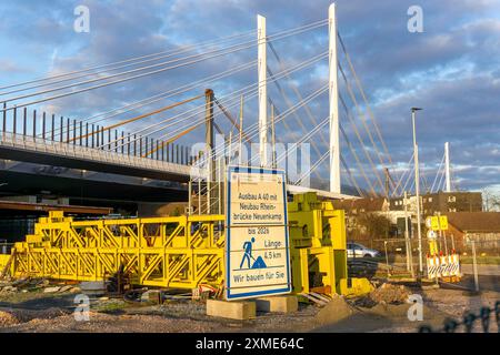 Stoccaggio dei materiali di costruzione presso il ponte A40 Neuenkamp, pilastri e cavi di sostegno del nuovo ponte autostradale sul Reno vicino a Duisburg, la vecchia Foto Stock