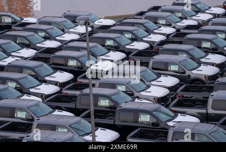 Pick-up Ford FX4 in magazzino, nel porto d'oltremare di Bremerhaven, dopo l'importazione dagli Stati Uniti in Germania, bassa Sassonia, Germania Foto Stock