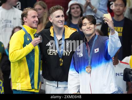 Parigi, Francia. 27 luglio 2024. La medaglia d'oro Lukas Maertens della Germania (C), la medaglia d'argento Elijah Winnington dell'Australia (L) e la medaglia di bronzo Woomin Kim della Corea del Sud posano con le loro medaglie dopo le finali maschili 400m Freestyle ai Giochi Olimpici di Parigi 2024 alla la Defense Arena di Parigi, Francia, sabato 27 luglio 2024. Foto di Richard Ellis/UPI. Crediti: UPI/Alamy Live News Foto Stock