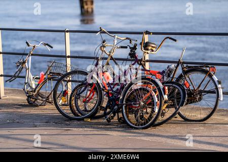 Rottami di biciclette, vecchie, parzialmente saccheggiate, smantellate, nella HafenCity di Amburgo, sulla riva di un bacino portuale Foto Stock