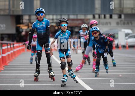 Gli atleti si allenano e si scaldano prima dell'inizio della gara di pattinaggio di velocità in linea di Singha 2024/2° round presso il mercato di Hua Thanon Thepharak, distretto di Bang Phli, provincia di Samut Prakan, Thailandia, il 27 luglio 2024. (Foto di Teera Noisakran/Sipa USA) credito: SIPA USA/Alamy Live News Foto Stock