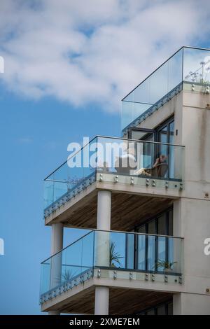 appartamenti di lusso con balconi sul lungomare di cowes, sull'isola di wight, regno unito Foto Stock