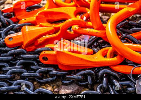 Catene pesanti e spesse in acciaio, maglie nere, ganci verniciati arancioni, Germania Foto Stock