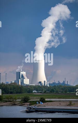 Vista sul Reno fino alla centrale elettrica a carbone STEAG Walsum, blocco 10, torre di raffreddamento, parti dell'acciaieria ThyssenKrupp a Bruckhausen Foto Stock