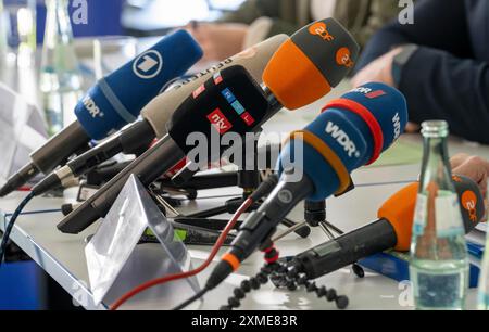 I microfoni di varie stazioni radio e televisive sono sul tavolo durante una conferenza stampa Foto Stock