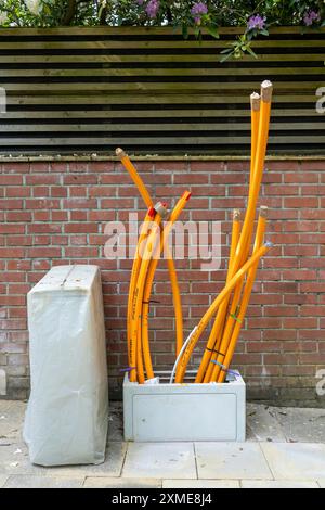 Scatola di distribuzione in cui i condotti vuoti per i cavi in fibra ottica arrivano e sono collegati, in cui il cavo in fibra ottica effettivo viene successivamente soffiato in e. Foto Stock