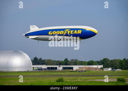 Lo Zeppelin NT, di recente stazionata presso l'aeroporto di Essen/Muelheim, effettua voli turistici sull'area del Reno-Ruhr, partendo dall'hangar dei dirigibili Foto Stock