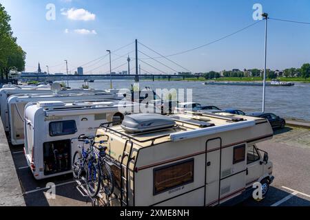 Parcheggio camper sulle rive del Reno, skyline di Duesseldorf sul Reno, torre del Reno, ponte Oberkassler, parcheggio camper sul Foto Stock